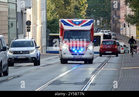 Schwerin, Allemagne - août 26 2024 une ambulance (rettungswagen en allemand) traverse la circulation avec des feux bleus vers l'hôpital Banque D'Images