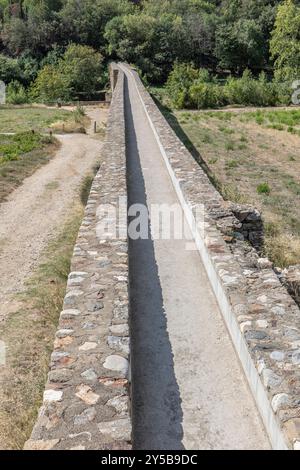 Le canal le long de l'aqueduc romain à Ansignan dans les Pyrénées Orintales, France. Banque D'Images