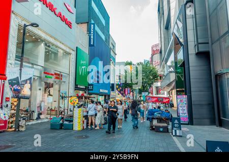 Séoul, Corée - 25 août 2024 - photographie de rue de magasins et de gens dans la région de Myeong-dong Banque D'Images