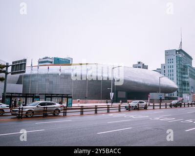 Vue sur la rue de Dongdaemun Design Plaza à Séoul, Corée Banque D'Images