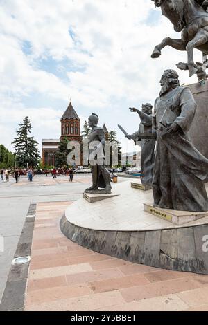 Gyumri, Arménie - 19 juillet 2024 : vue latérale du Mémorial de la bataille d'Avarayr et de l'église du Saint-Sauveur depuis la place Vardanants dans la ville de Gyumri sur le CLO Banque D'Images