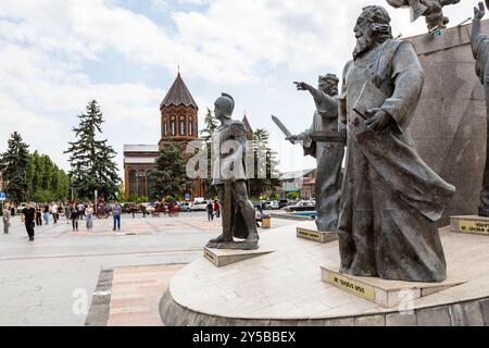 Gyumri, Arménie - 19 juillet 2024 : figures du Mémorial de la bataille d'Avarayr et de l'église du Saint-Sauveur depuis la place Vardanants dans la ville de Gyumri sur le nuage Banque D'Images