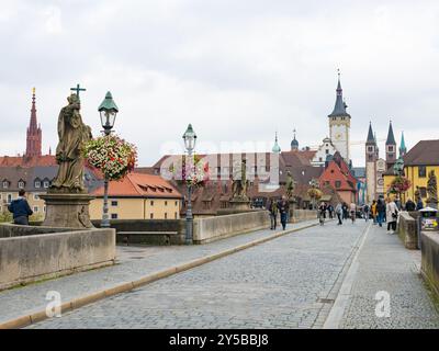 Würzburg, Allemagne - 19 octobre 2023 : vue le long de l'ancien pont piéton vers le centre-ville historique. Banque D'Images
