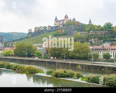 Würzburg, Allemagne - 19 octobre 2023 : vue sur le main en direction de la forteresse Marienberg Banque D'Images