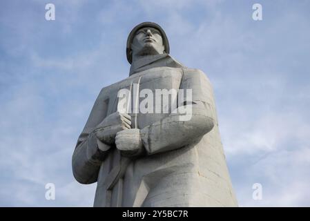 MOURMANSK, RUSSIE - 28 JUILLET 2024 : sculpture d'un soldat 'Alyosha' gros plan. Murmansk Banque D'Images