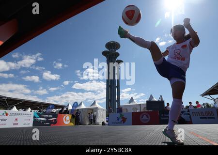 Pékin, Chine. 21 septembre 2024. Le Chinois Shi Huhong s'entraîne avant la ronde de double mixte de 32 lors de la série mondiale de Teqball 2024 Beijing à Beijing, capitale de la Chine, le 21 septembre 2024. Crédit : Li Ming/Xinhua/Alamy Live News Banque D'Images