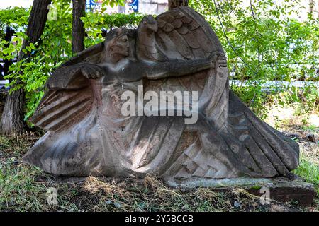 Gyumri, Arménie - 19 juillet 2024 : Statue du héros épique dans le parc vert Akhtanak dans la ville de Gyumri le jour ensoleillé d'été Banque D'Images