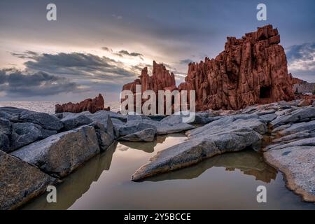 Les roches dites rouges d'Arbatax, rocce Rosse, composées de porphyre rouge et de porphyre de granit gris, sont l'une des principales attractions touristiques de la Sardaigne. Banque D'Images