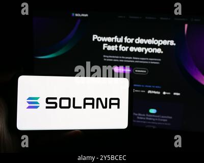 Allemagne. 18 août 2024. Dans cette illustration photo, le logo de la société de plateforme blockchain Solana est affiché sur un écran de smartphone avec son site Web en arrière-plan. Crédit : SOPA images Limited/Alamy Live News Banque D'Images