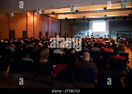 Personnes participant à une conférence scientifique européenne. Un énorme rassemblement de personnes se réunissant pour une discussion scientifique. Banque D'Images