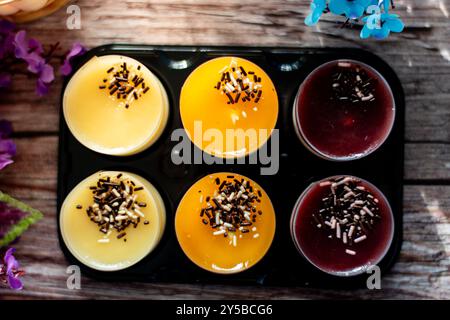 Un délicieux gâteau à l'orignal aux fruits coloré. Mousse maison de mangue, fraise et framboise. Gelée, douce pastries.dessert Banque D'Images