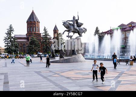 Gyumri, Arménie - 19 juillet 2024 : place Vardanants avec Mémorial de la bataille d'Avarayr et église du Saint-Sauveur dans la ville de Gyumri en soirée d'été Banque D'Images