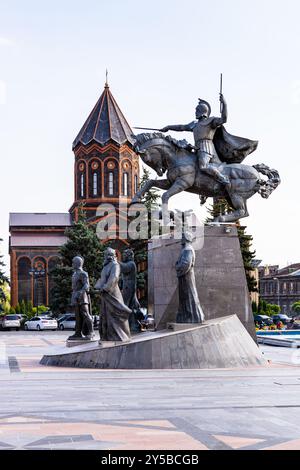 Gyumri, Arménie - 19 juillet 2024 : vue latérale du Mémorial de la bataille d'Avarayr sur la place Vardanants et l'église du Saint-Sauveur en arrière-plan à Gyumri Banque D'Images