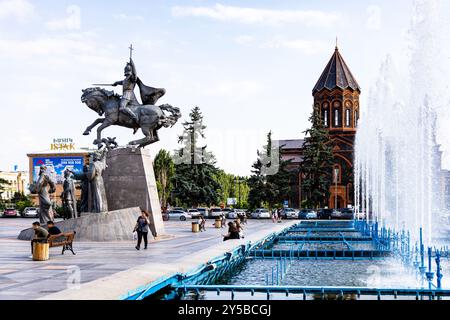 Gyumri, Arménie - 19 juillet 2024 : fontaine sur la place Vardanants avec Mémorial de la bataille d'Avarayr et l'église du Saint-Sauveur dans la ville de Gyumri à Summ Banque D'Images