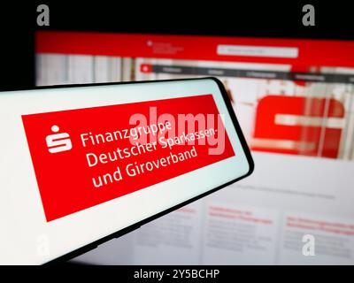 Allemagne. 19 août 2024. Dans cette illustration photo, le logo du réseau bancaire public allemand Sparkassen-Finanzgruppe est affiché sur un écran de smartphone avec son site web en arrière-plan. Crédit : SOPA images Limited/Alamy Live News Banque D'Images