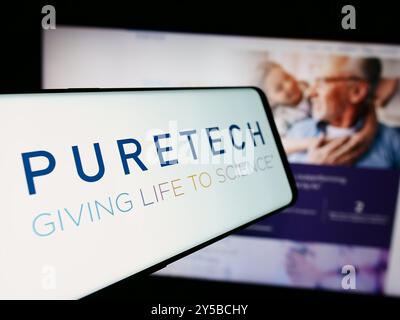 Allemagne. 18 août 2024. Dans cette illustration photo, le logo de la société de biotechnologie PureTech Health plc est affiché sur un smartphone avec un arrière-plan de son site Web professionnel. Crédit : SOPA images Limited/Alamy Live News Banque D'Images