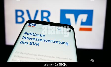 Allemagne. 19 août 2024. Dans cette illustration photo, le site Web de l'Association nationale des banques coopératives allemandes (BVR) est affiché sur un écran de smartphone avec son logo en arrière-plan. Crédit : SOPA images Limited/Alamy Live News Banque D'Images