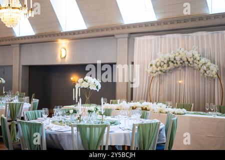 Décoration confortable de beau mariage élégant romantique dans un dîner de luxe. Design floral moderne pour mariage en plein air Banque D'Images