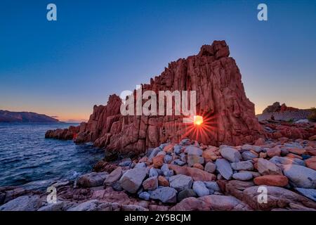 Les roches dites rouges d'Arbatax, rocce Rosse, composées de porphyre rouge et de porphyre de granit gris, sont l'une des principales attractions touristiques de la Sardaigne. Banque D'Images