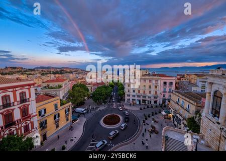 Vue aérienne de la place Piazza Costituzione et des bâtiments de Cagliari, avec un arc-en-ciel après une pluie de pluie. Banque D'Images