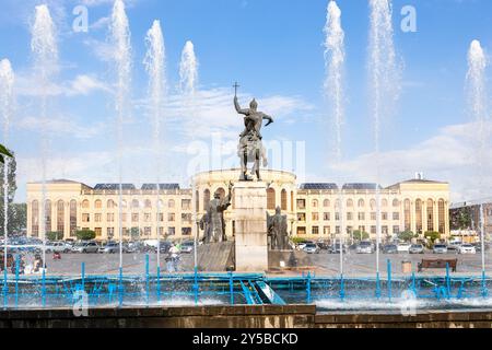 Gyumri, Arménie - 19 juillet 2024 : vue à travers la fontaine Mémorial de la bataille d'Avarayr sur la place Vardanants et l'Hôtel de ville en arrière-plan à Gyumri ci Banque D'Images