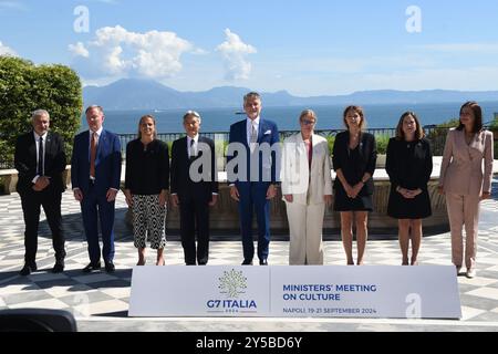 Naples, Campanie, Italie. 20 septembre 2024. G7 Italie 2024 Réunion des ministres de la culture, le ministre italien de la culture Alessandro Giuli (C) pose avec les membres des délégations du G7 de la culture la bienvenue au Palais Royal de Naples. (Crédit image : © Pasquale Gargano/Pacific Press via ZUMA Press Wire) USAGE ÉDITORIAL SEULEMENT! Non destiné à UN USAGE commercial ! Banque D'Images