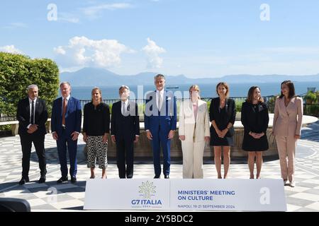 Naples, Campanie, Italie. 20 septembre 2024. G7 Italie 2024 Réunion des ministres de la culture, le ministre italien de la culture Alessandro Giuli (C) pose avec les membres des délégations du G7 de la culture la bienvenue au Palais Royal de Naples. (Crédit image : © Pasquale Gargano/Pacific Press via ZUMA Press Wire) USAGE ÉDITORIAL SEULEMENT! Non destiné à UN USAGE commercial ! Banque D'Images