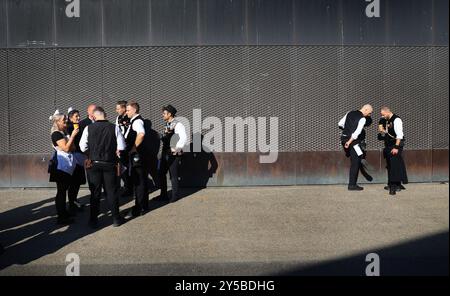 Munich, Allemagne. 21 septembre 2024. Les serveurs attendent le tapotement. Le Wiesn se déroule du 21 septembre au 6 octobre 2024. Crédit : Karl-Josef Hildenbrand/dpa/Alamy Live News Banque D'Images