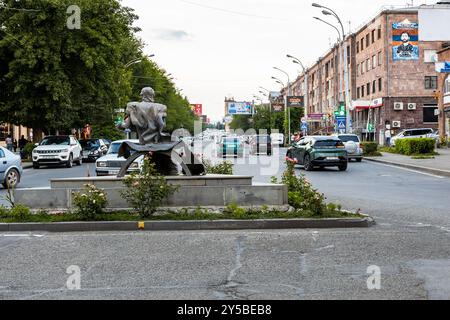 Gyumri, Arménie - 19 juillet 2024 : vue de la rue Sayat-Nova dans la ville de Gyumri, Arménie au crépuscule de l'été Banque D'Images