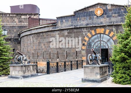 Gyumri, Arménie - 20 juillet 2024 : entrée à la forteresse Noire depuis la cour de la ville de Gyumri, Arménie, un jour nuageux d'été Banque D'Images