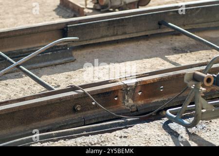 Soudage des rails de tramway pendant les réparations de rues en ville. Remplacement rapide des rails de tramway usés. Banque D'Images