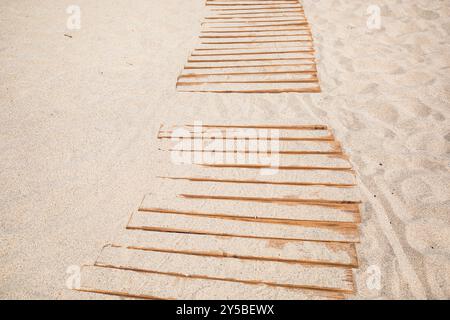 Chemin en bois à travers le sable sur la plage Banque D'Images
