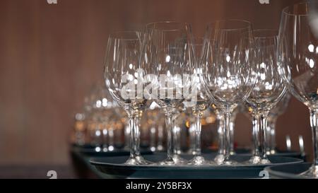 Les verres à vin élégamment disposés en ligne sont prêts pour une célébration, définissant le concept de boisson parfait Banque D'Images