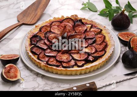 Tarte aux figues noires cuites au four, dessert français Banque D'Images