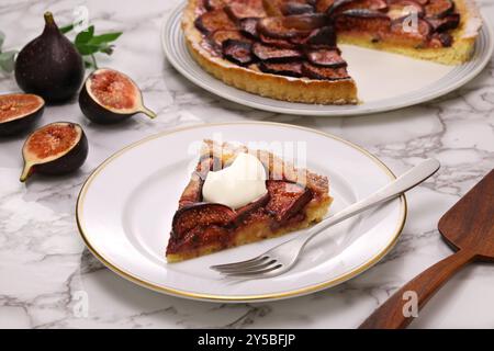 Tarte aux figues noires cuites au four, dessert français Banque D'Images