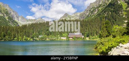 Vue panoramique sur les montagnes et le lac de Popradske Pleso, Slovaquie Banque D'Images