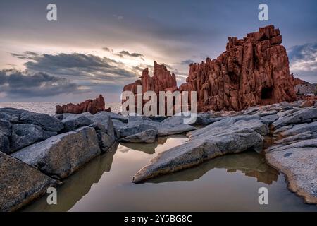 Les roches dites rouges d Arbatax, rocce Rosse, composées de porphyre rouge et de porphyre de granit gris, sont l une des principales attractions touristiques de la Sardaigne. Banque D'Images