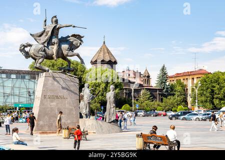 Gyumri, Arménie - 20 juillet 2024 : Mémorial à la bataille d'Avarayr et vue de la cathédrale de la Sainte mère de Dieu depuis la place Vardanants dans la ville de Gyumri o Banque D'Images