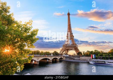 Paris, France. Tour Eiffel et Seine au lever du soleil. Banque D'Images