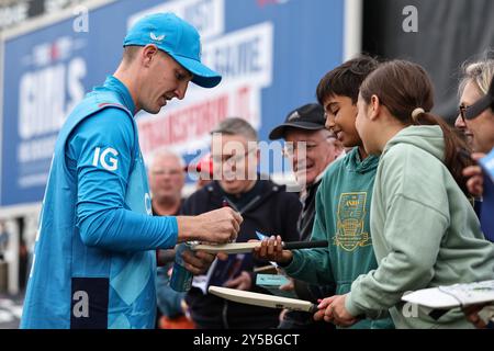 Leeds, Royaume-Uni. 21 septembre 2024. Harry Brook d'Angleterre signe une batte de cricket pour fans lors de la deuxième Metro Bank One Day International England v Australia au Headingley Cricket Ground, Leeds, Royaume-Uni, le 21 septembre 2024 (photo par Mark Cosgrove/News images) à Leeds, Royaume-Uni le 21/9/2024. (Photo de Mark Cosgrove/News images/SIPA USA) crédit : SIPA USA/Alamy Live News Banque D'Images