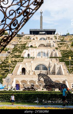 Erevan, Arménie - 28 juillet 2024 : vue du monument Cascade depuis le jardin de la rue Tamanyan dans la ville d'Erevan le jour ensoleillé d'été Banque D'Images