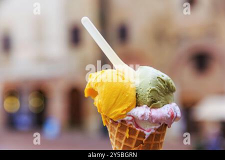 Gros plan d'une crème glacée rafraîchissante en cône sucré (Gelato) Italie. Banque D'Images