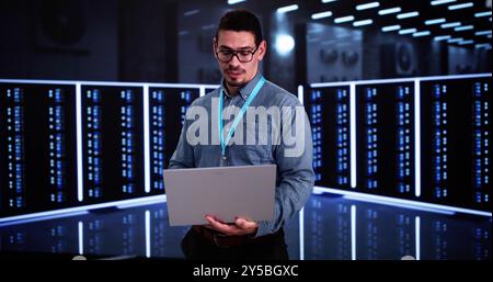 Analyste ingénieur dans le centre de données Cloud à l'aide d'un ordinateur Banque D'Images