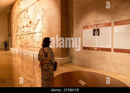 Erevan, Arménie - 28 juillet 2024 : salle intérieure avec relief of Sasuntsi Davit par Artashes Hovsepyan au Cafesjian Center for Arts dans Cascade monument mus Banque D'Images