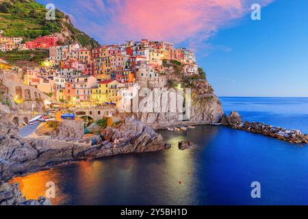 Manarola village au coucher du soleil. Parc National des Cinque Terre, la Ligurie en Italie. Banque D'Images