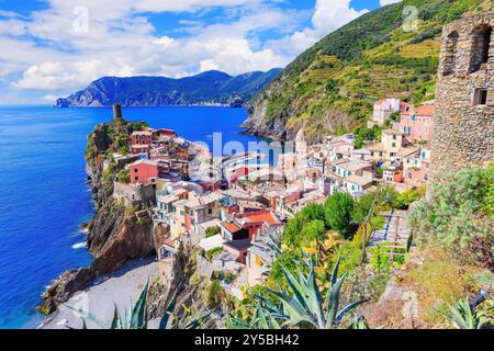 Vernazza village et sur la côte. Parc National des Cinque Terre, la Ligurie en Italie. Banque D'Images