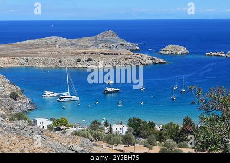 Griechische Inseln. Insel Rhodos, Griechenland. Lindos Beach bzw Bucht. Lindos ist ein bildhaftes Dorf an der Südwestküste von Rhodos. Lindos Hat zwei Beliebte Strände. Beide sind von der Stadt aus einfach zu erreichen. Megali Paralia ist der Hauptstrand, Lindos Pallas ist kleiner. Beide Strände haben feinen Sand, das Wasser ist klar und flach *** Îles grecques Rhodes Island, Grèce Lindos Beach ou Lindos Bay est un village pittoresque sur la côte sud-ouest de Rhodes Lindos a deux plages populaires tous les deux sont facilement accessibles de la ville Megali Paralia est la plage principale, Lindos Pallas est smalle Banque D'Images