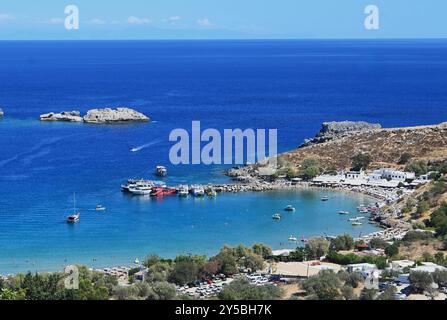 Griechische Inseln. Insel Rhodos, Griechenland. Lindos Beach bzw Bucht. Lindos ist ein bildhaftes Dorf an der Südwestküste von Rhodos. Lindos Hat zwei Beliebte Strände. Beide sind von der Stadt aus einfach zu erreichen. Megali Paralia ist der Hauptstrand, Lindos Pallas ist kleiner. Beide Strände haben feinen Sand, das Wasser ist klar und flach *** Îles grecques Rhodes Island, Grèce Lindos Beach ou Lindos Bay est un village pittoresque sur la côte sud-ouest de Rhodes Lindos a deux plages populaires tous les deux sont facilement accessibles de la ville Megali Paralia est la plage principale, Lindos Pallas est smalle Banque D'Images