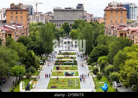 Erevan, Arménie - 28 juillet 2024 : vue ci-dessus de la zone de marche de la rue Tamanyan du monument Cascade dans la ville d'Erevan le jour d'été Banque D'Images