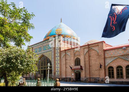 Erevan, Arménie - 28 juillet 2024 : drapeau noir et Mosquée bleue dans la ville d'Erevan le jour ensoleillé d'été Banque D'Images